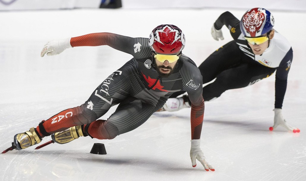 Le patineur de vitesse sur courte piste participant à une épreuve à Montréal