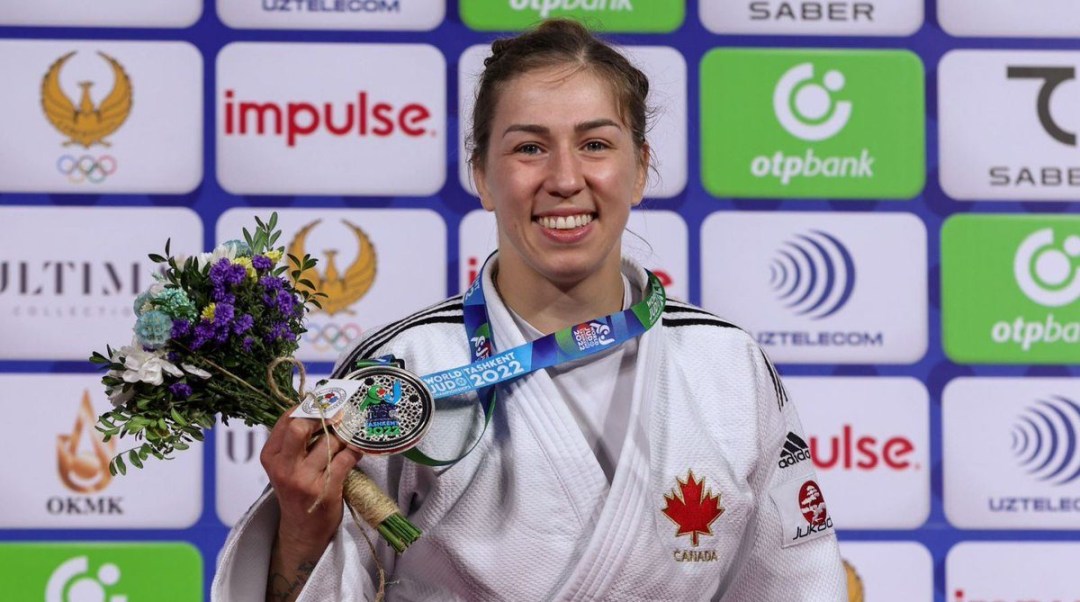 Catherine Beauchemin-Pinard avec une médaille d'argent aux Mondiaux de judo à Tashkent, en Ouzbékistan