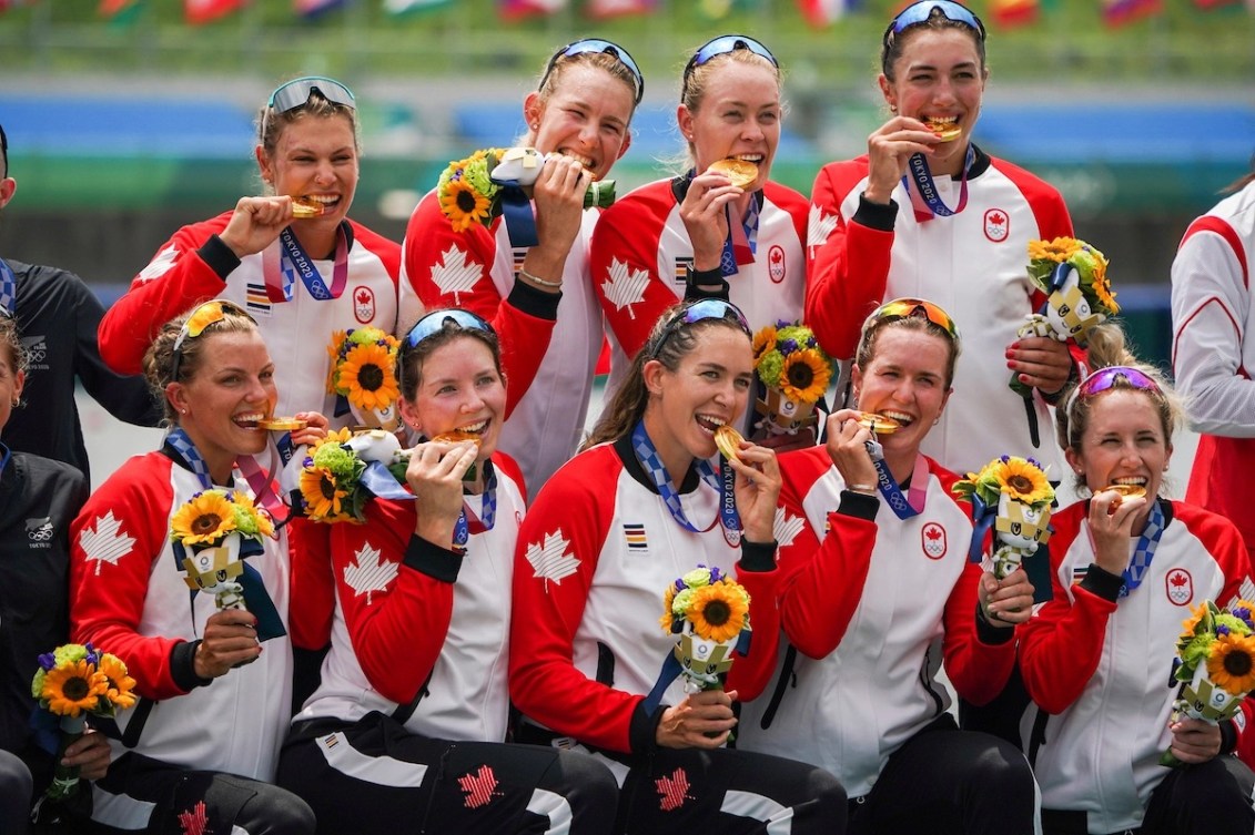 Les athlètes mordent leur médaille d'or. 