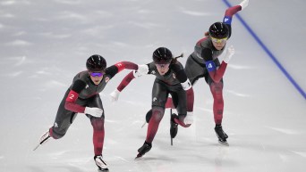 Valérie Maltais, Ivanie Blondin et Isabelle Weidemann en action dans une course de patinage de vitesse longue piste