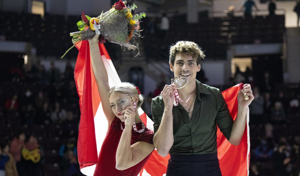 Les patineurs Piper Gilles et Paul Poirier célébrant leur prix en danse sur glace.