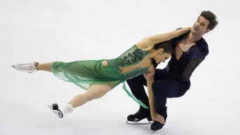 Deux danseurs sur glace lors d'une performance.
