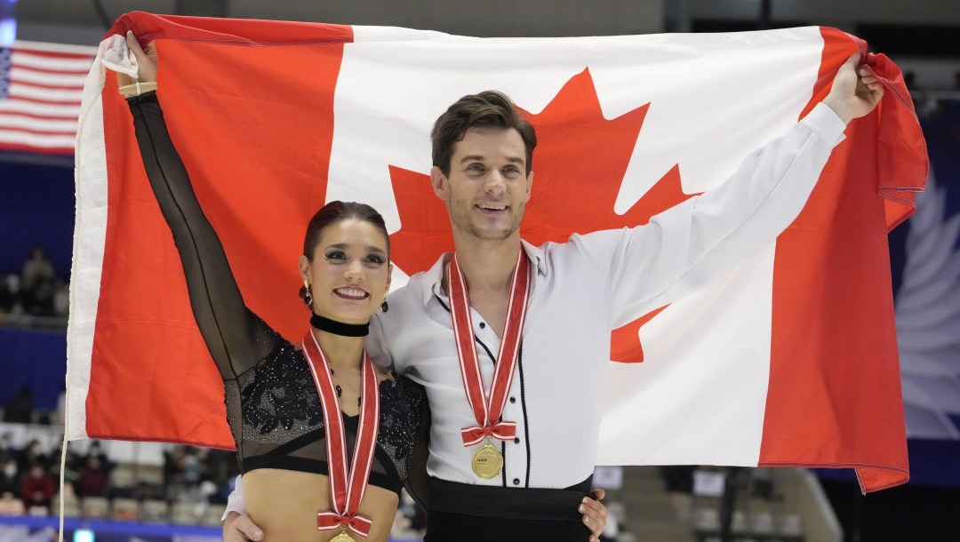 Laurence Fournier Beaudry et Nikolaj Soerensen posent pour une photo après avoir remporté la médaille d'or