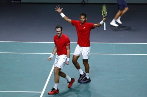 Félix Auger-Aliassime et Vasek Pospisil célébrant leur victoire en double à la Coupe Davis en Espagne