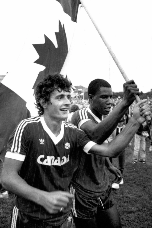 Deux joueurs tiennent le drapeau canadien.