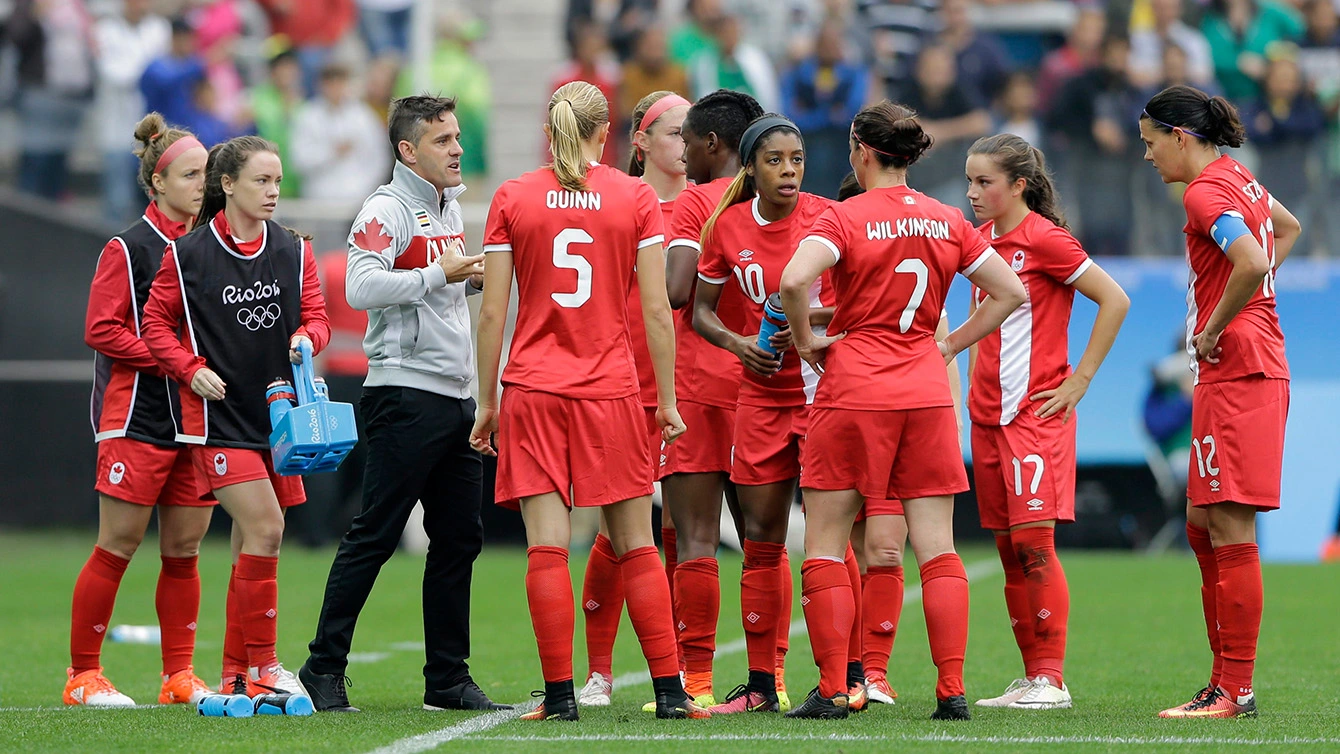 Les joueuses de l'équipe canadienne de soccer féminin debout sur le terrain.