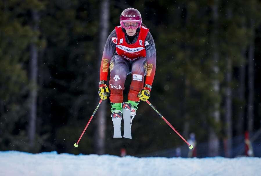 Marielle Thompson skie.