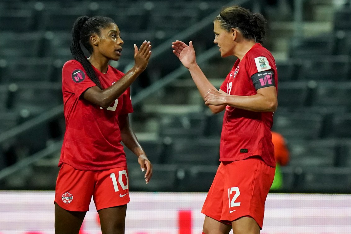 Christine Sinclair et Ashley Lawrence se félicitent.