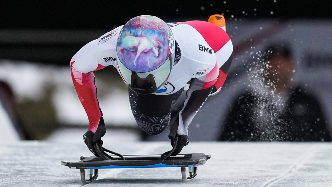 Une athlète de skeleton s'élance en début de course.