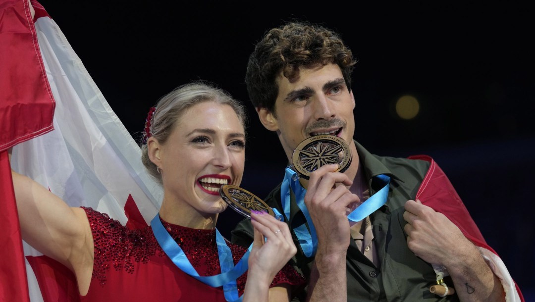 Piper Gilles et Paul Poirier mordent dans leur médaille d'or