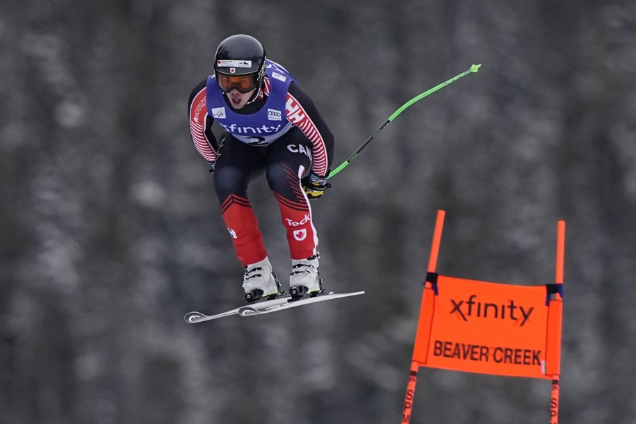 Le skieur alpin canadien Jack Crawford dans une descente à la Coupe du monde de Beaver Creek