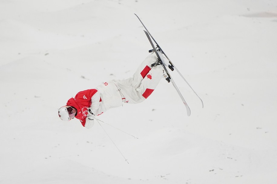 Mikael Kingsbury en pleine action à l'épreuve de ski acrobatique des bosses