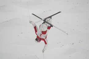 L'athlète canadien Mikaël Kingsbury participant à une épreuve de ski de bosses