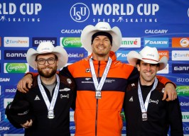 Le patineur de vitesse longue piste Laurent Dubreuil sur le podium du 1000 m à Calgary en compagnie de son compatriote Antoine Gélinas-Beaulieu et du gagnant néerlandais Hein Otterspeer.