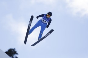 La Canadienne Abigail Strate dans les airs à l'épreuve de saut à ski