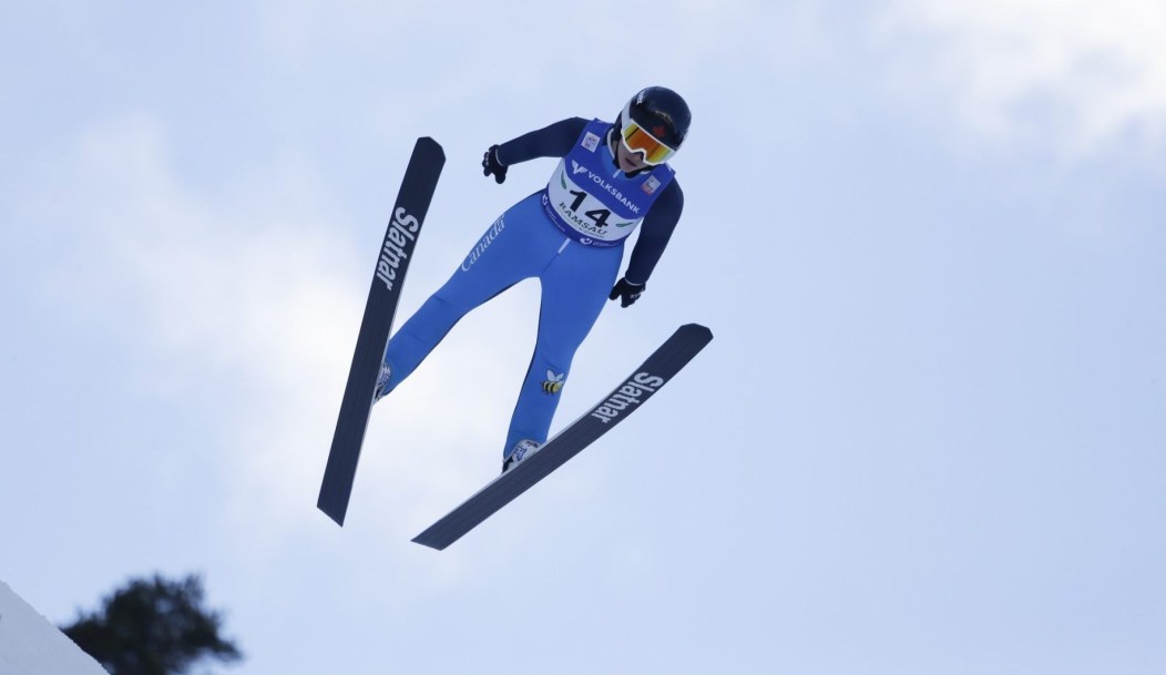 La Canadienne Abigail Strate dans les airs à l'épreuve de saut à ski