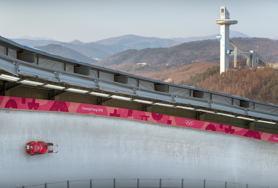 Un athlète de luge dans un virage.