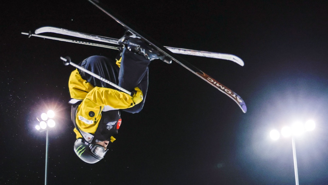 Le Canadien Brendan Mackay dans l'épreuve de demi-lune en ski acrobatique lors de la Coupe du monde à Calgary, Alberta