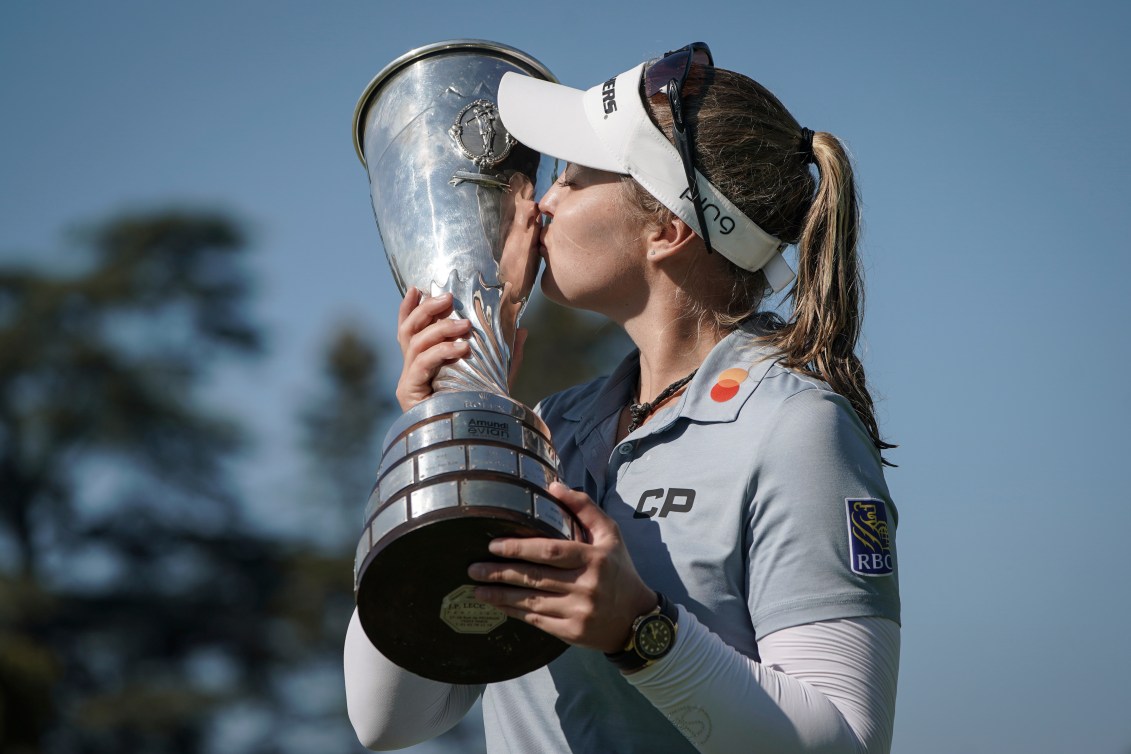 Brooke Henderson embrasse le trophée.