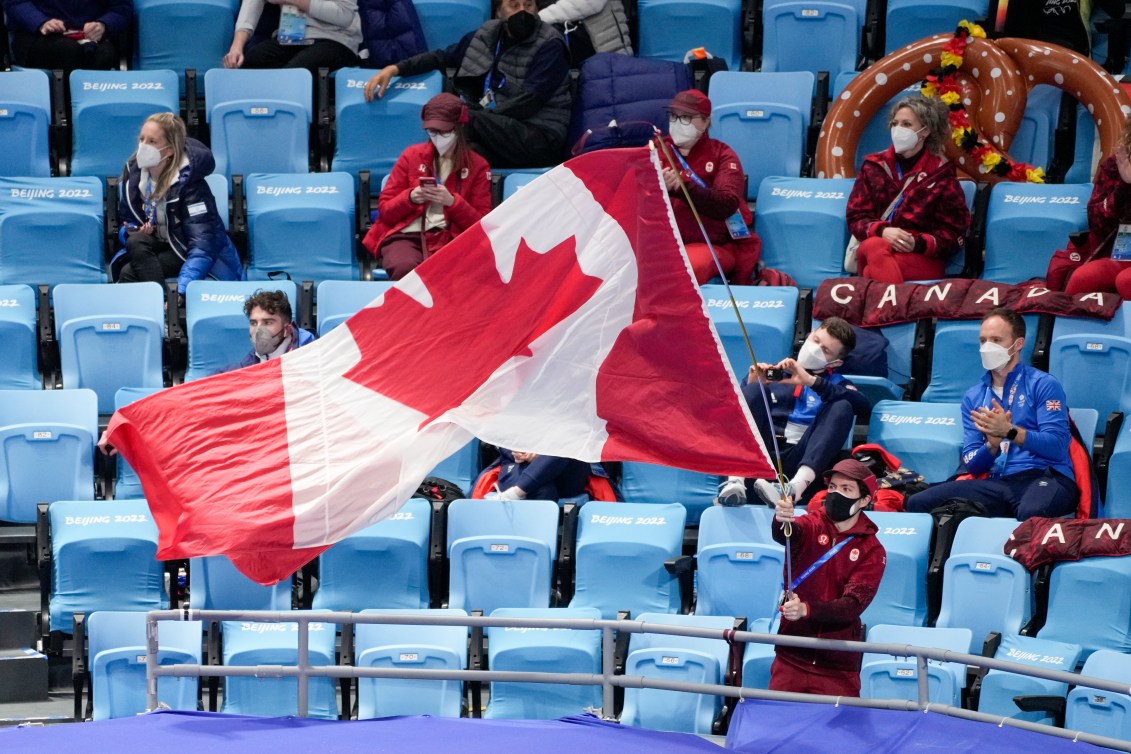 Keegan messing avec un grand drapeau canadien dans les gradins.