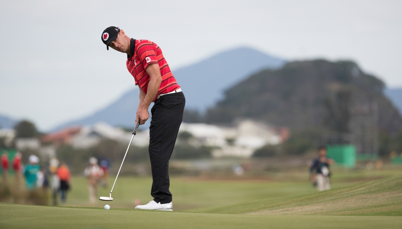 Graham Delaet s'apprête à frapper sur le vert.