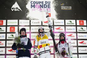 Mikaël Kingsbury célébrant sa victoire sur le podium de la Coupe du monde de ski acrobatique à Val Saint-Côme