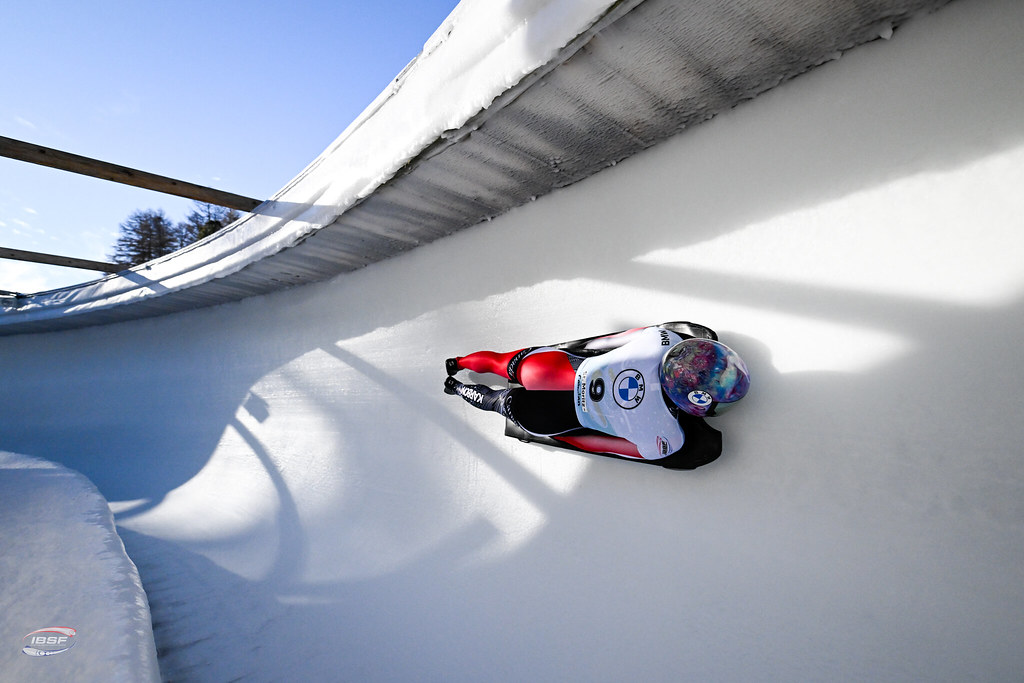 Une athlète sur un skeleton.