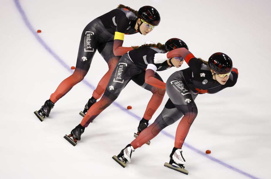 L'équipe féminine de poursuite par équipe à l'oeuvre à une compétition de patinage de vitesse sur longue piste.