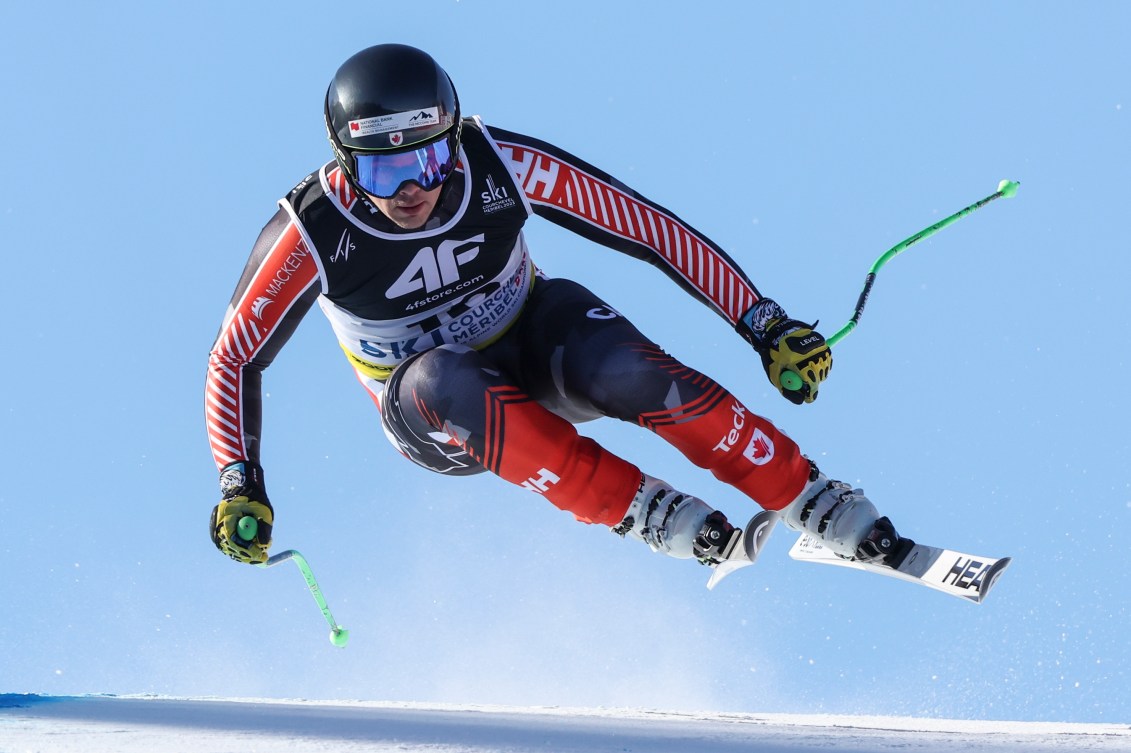 Un skieur pendant une course.