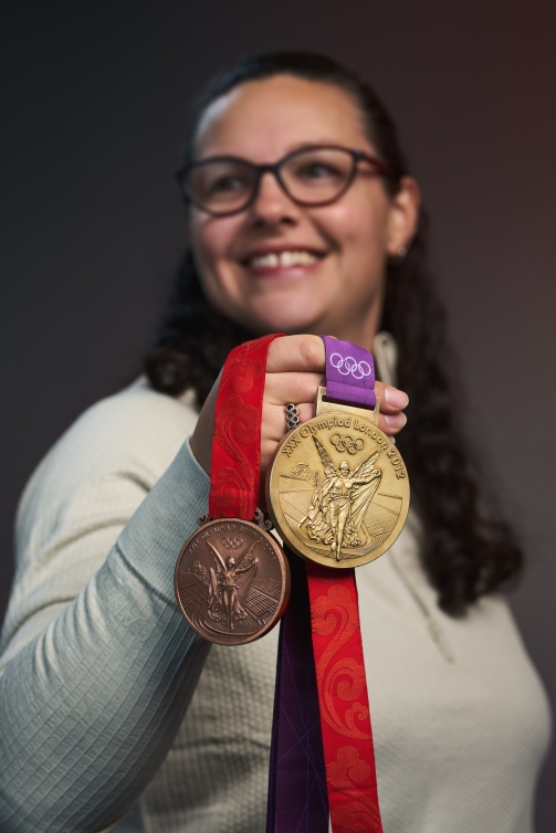 Christine Girard avec ses médailles olympique dans la main droite, l'or de Londres 2012, le bronze de Beijing 2008.