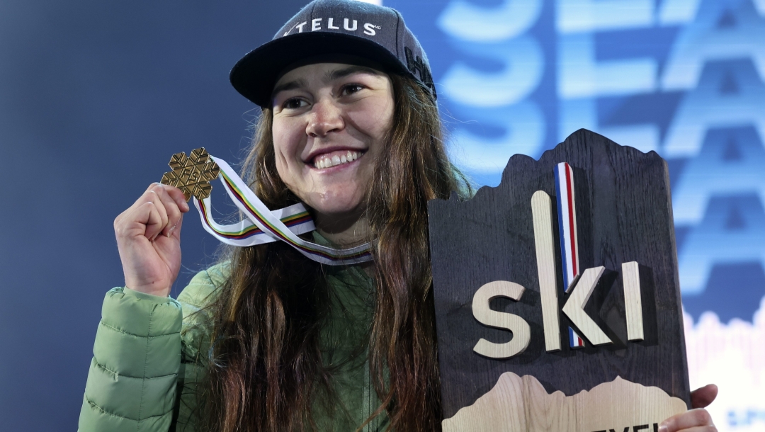 Laurence St-Germain tient sa médaille dans la main.