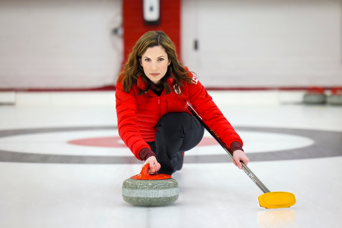 Lisa Weagle lance une pierre de curling.