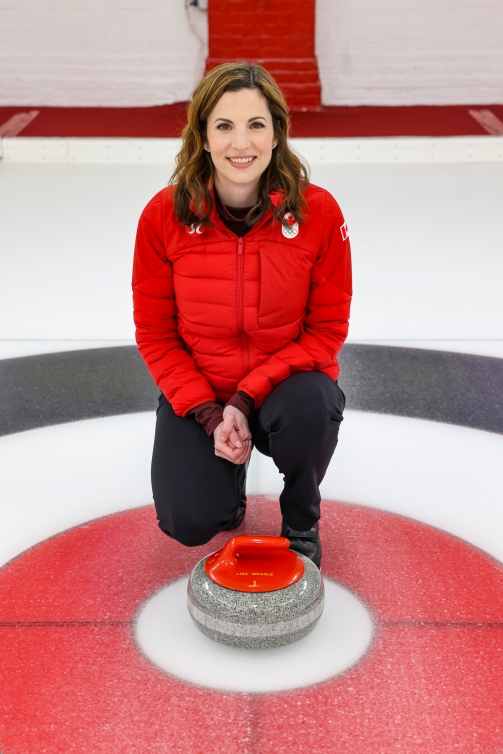 Lisa Weagle pose avec une pierre de curling.