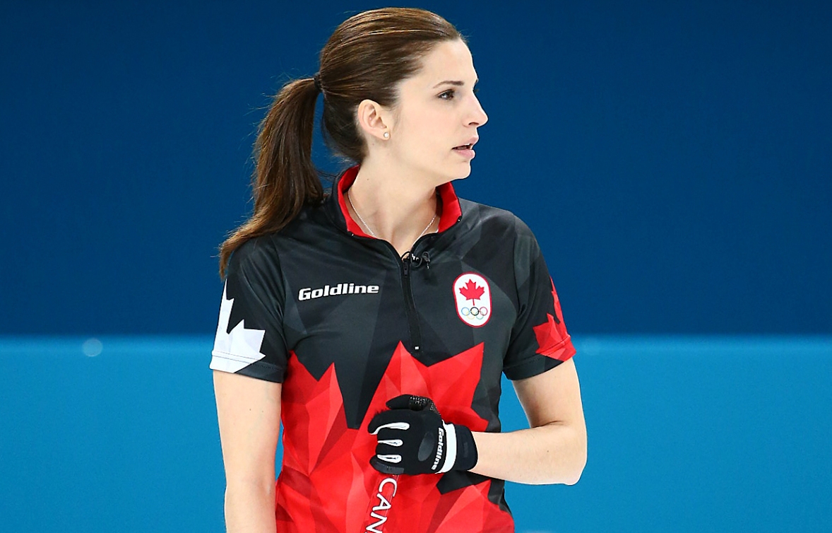 Lisa Weagle de profil vêtue du chandail de curling d'Équipe Canada 