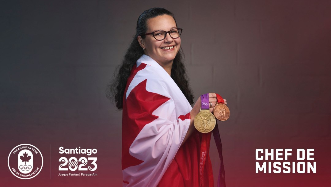 Christine Girard deux médailles olympiques dans les mains, le drapeau canadien sur les épaules.