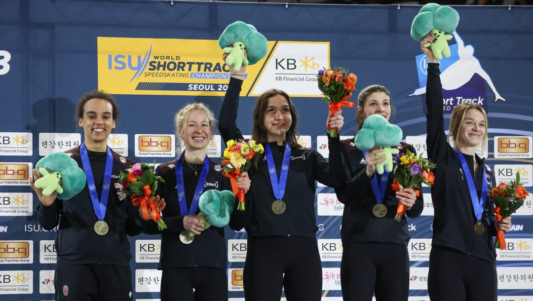 Cinq patineuses avec leur médaille de bronze.