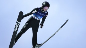 Alexandria Loutitt effectue un saut à ski.