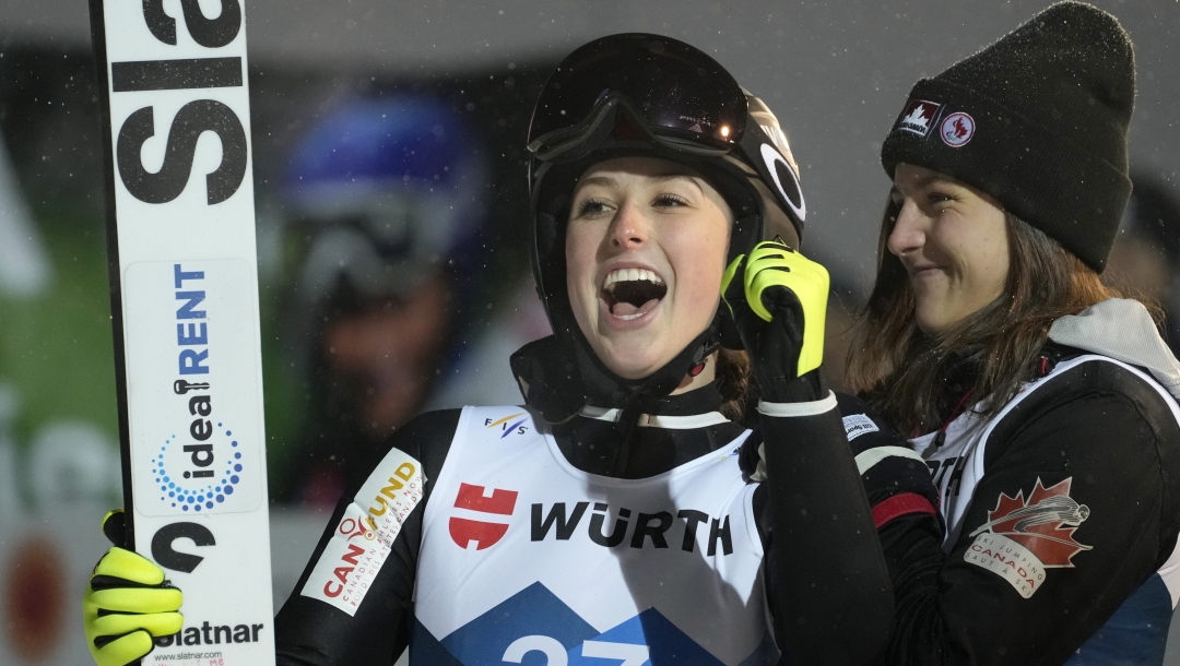 Alexandria Loutitt sourit.
Alexandria Loutitt, du Canada, participe à l'épreuve féminine de saut à ski HS138 aux Championnats du monde nordiques à Planica, en Slovénie, le mercredi 1er mars 2023. (Photo AP/Darko Bandic).