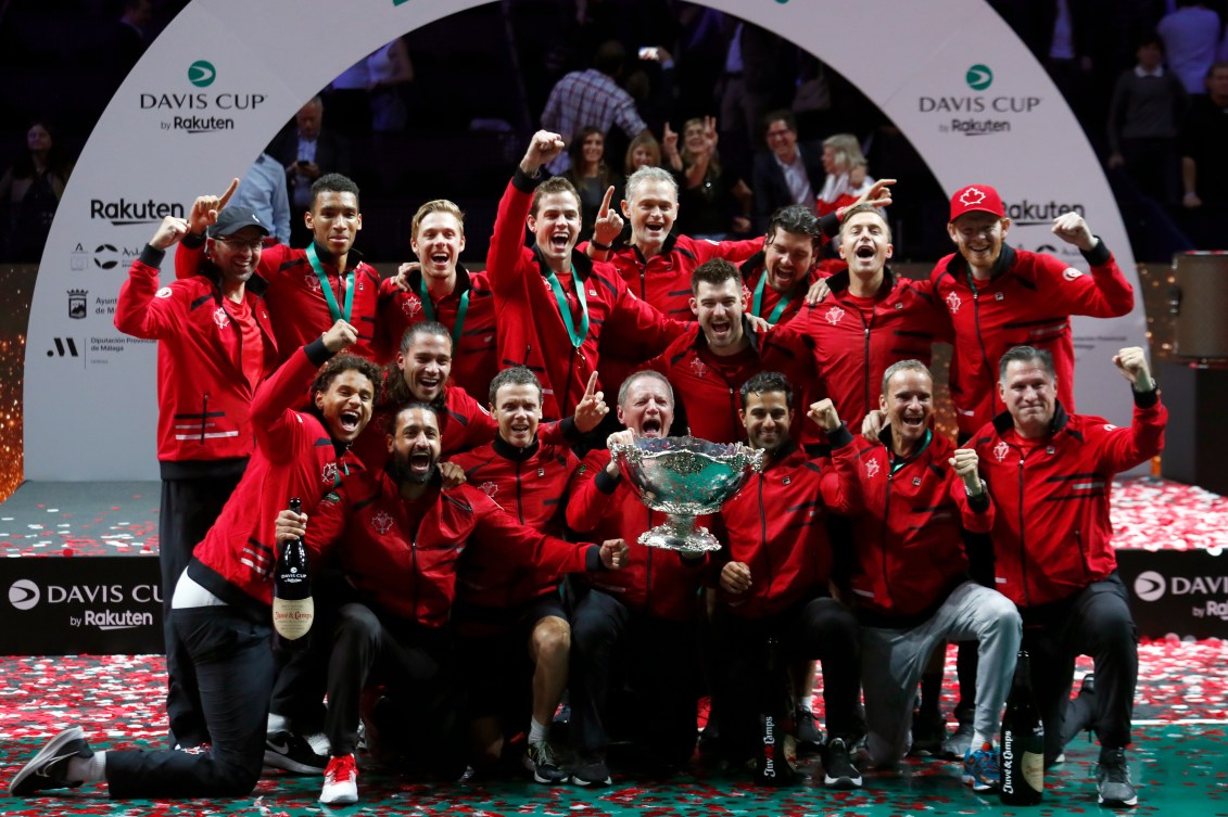 Équipe Canada pose avec le trophée de la Coupe Davis. 