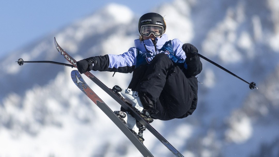 Megan Oldham exécute une figure dans les airs