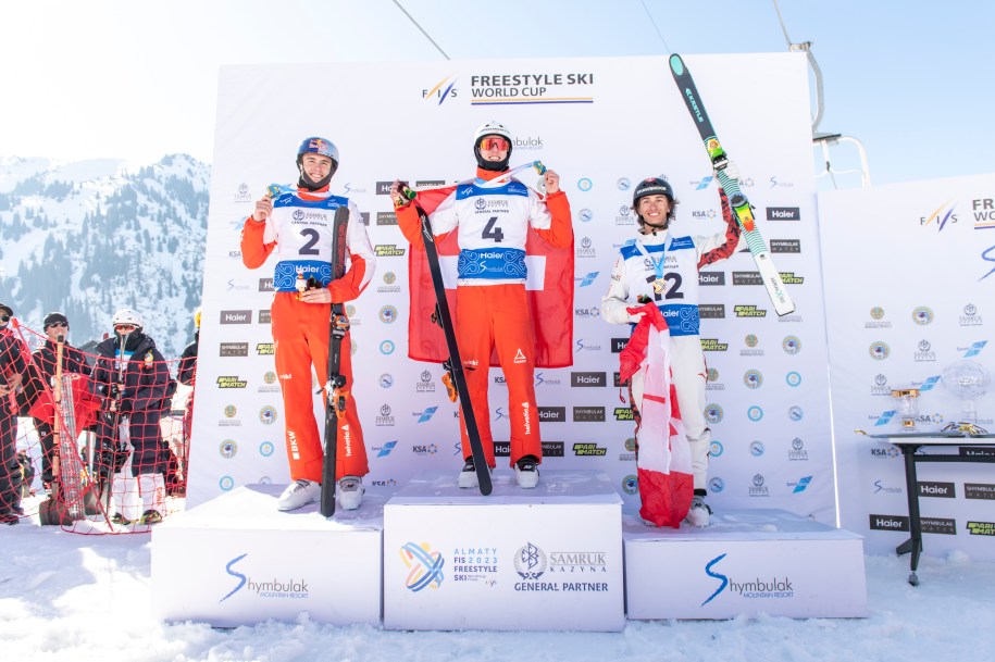 Trois skieurs sur le podium.