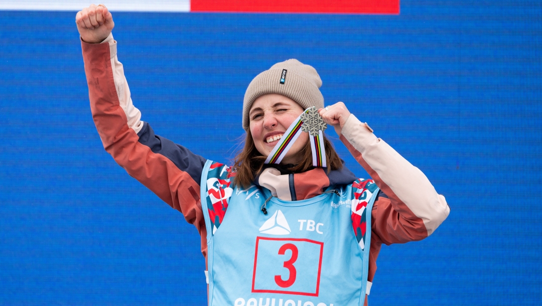 Elizabeth Hosking tient sa médaille d, argent dans la main.