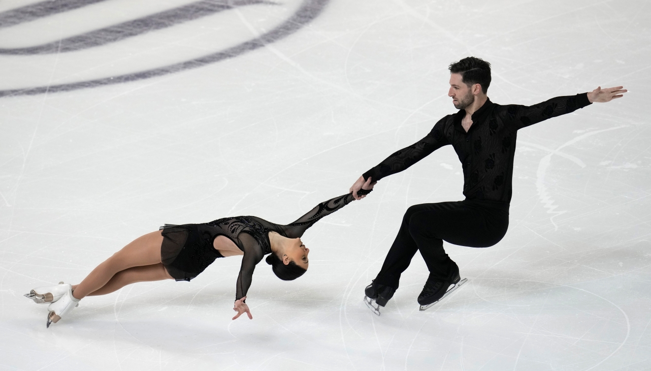 Deanne Stellato-Dudek et Maxime Deschamps  en performance sur la glace.