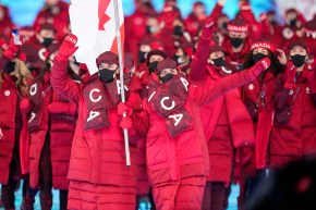 Les porte-drapeaux d’Équipe Canada pour la cérémonie d’ouverture des Jeux de Beijing 2022￼Charles Hamelin et Marie-Philip Poulin marche avec l'Equipe Canada