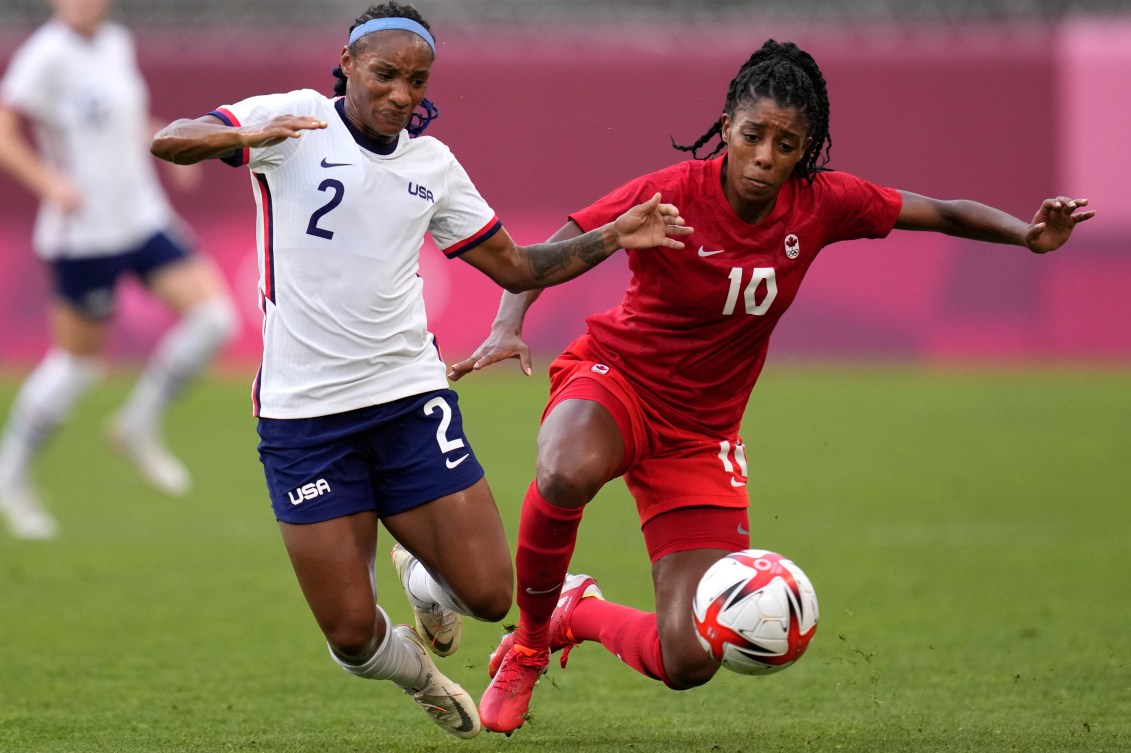 Deux joueuses de soccer se disputent le ballon.