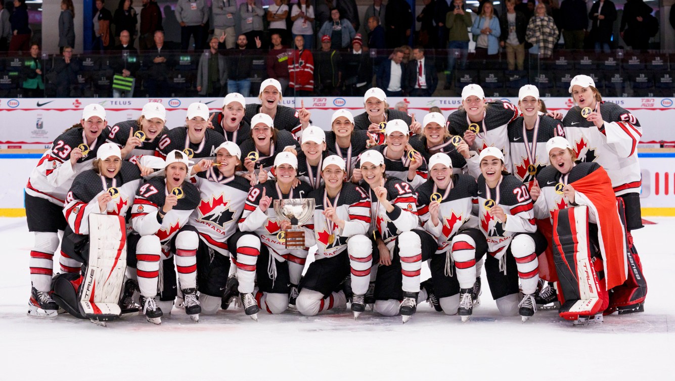 La formation canadienne de hockey féminin avec la Coupe.