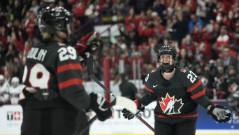 Deux joueuses de hockey célèbrent un but.