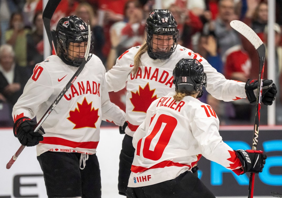 Sarah Fillier (10), est félicitée par ses coéquipières, Sarah Nurse (20) et Natalie Spooner (24).