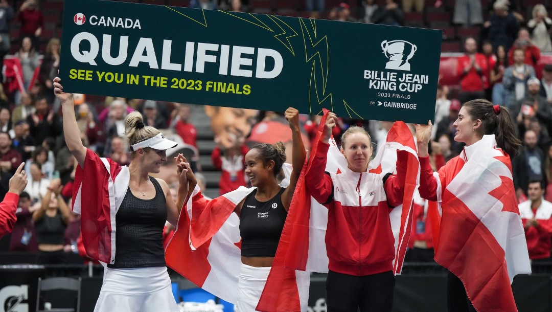 Des joueuses de tennis canadiennes tiennent une affiche où il est inscrit Qualified.