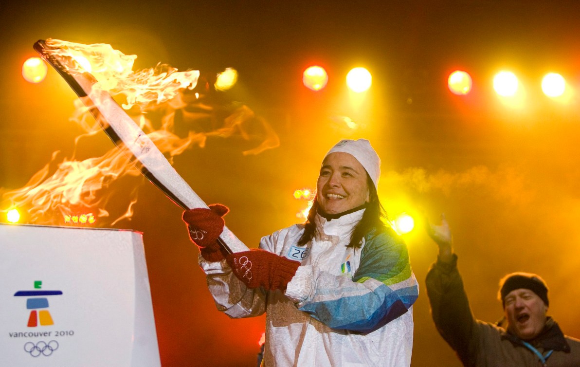 Vicky Sunohara allume la flamme olympique.